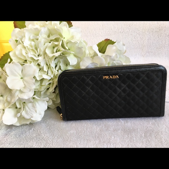 Prada Handbags - Prada tessuto quiltin wallet💋❤️